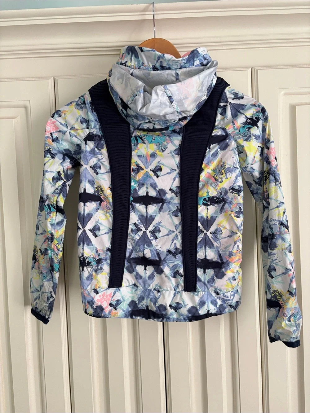 ivivva Lululemon Hooded Colorful Zip Up Windbreaker Jacket Size 6 Outdoor Cozy